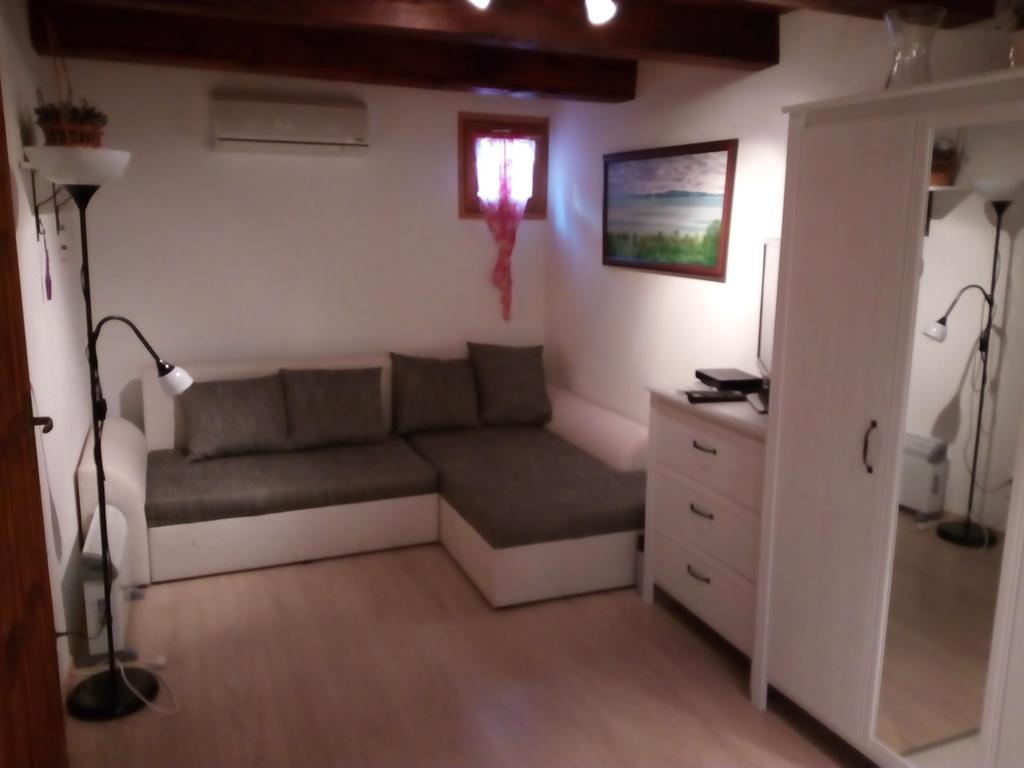 Pecsely Apartman Apartment Cameră foto